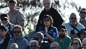 Njemu nije potrebno posebno mjesto, ni VIP loža: Sjedi na zidiću i gleda utakmicu sa običnim narodom