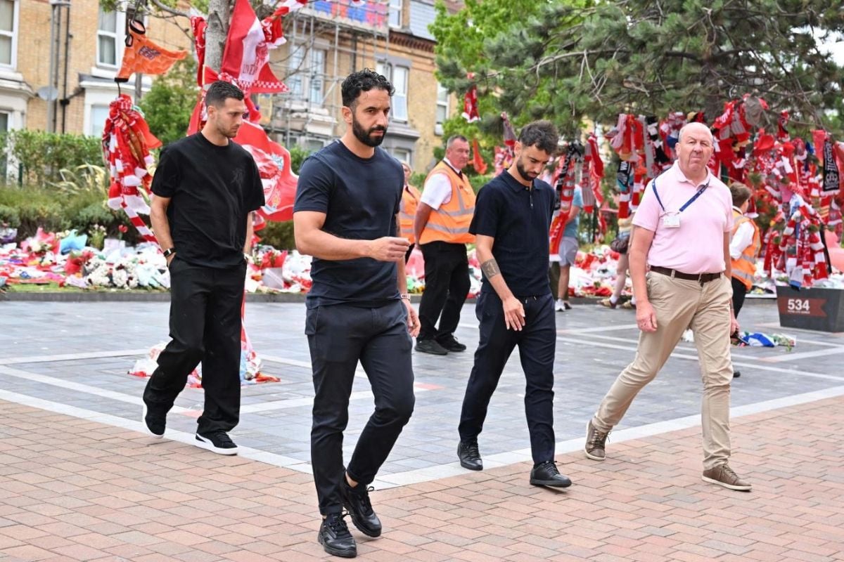 Zvijezde Uniteda u tišini položile cvijeće za Jotu i njegovog brata Zvijezde Uniteda u tišini položile cvijeće za Jotu i njegovog brata