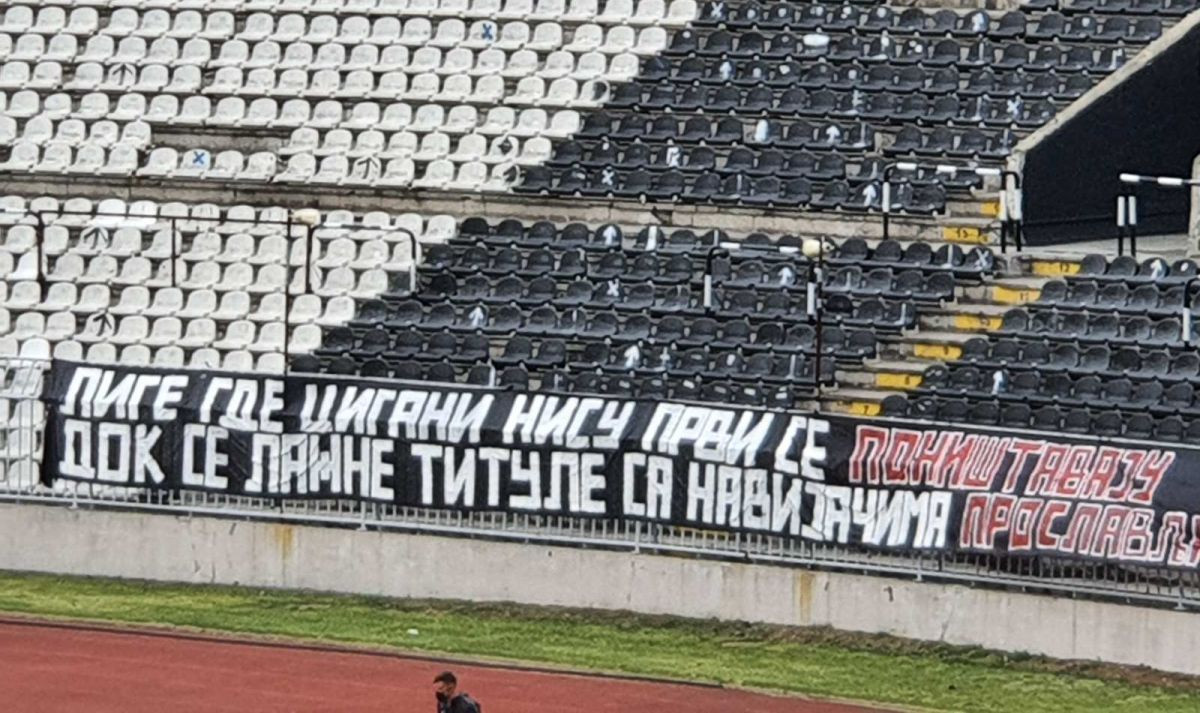 Partizanova utakmica je kasnila deset minuta, razlog je kontroverzni transparent na jugu