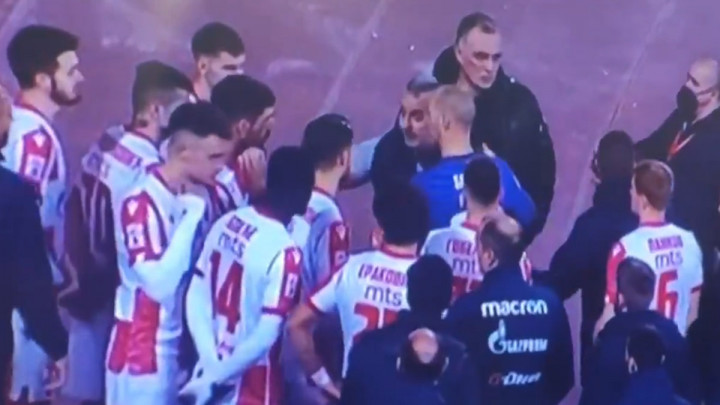 Vođa navijača Zvezde igračima pored terena držao govor!