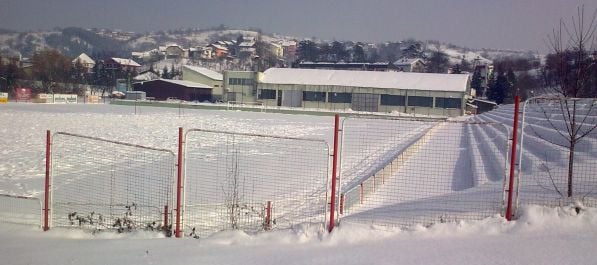 Stadion u Cazinu pod snijegom