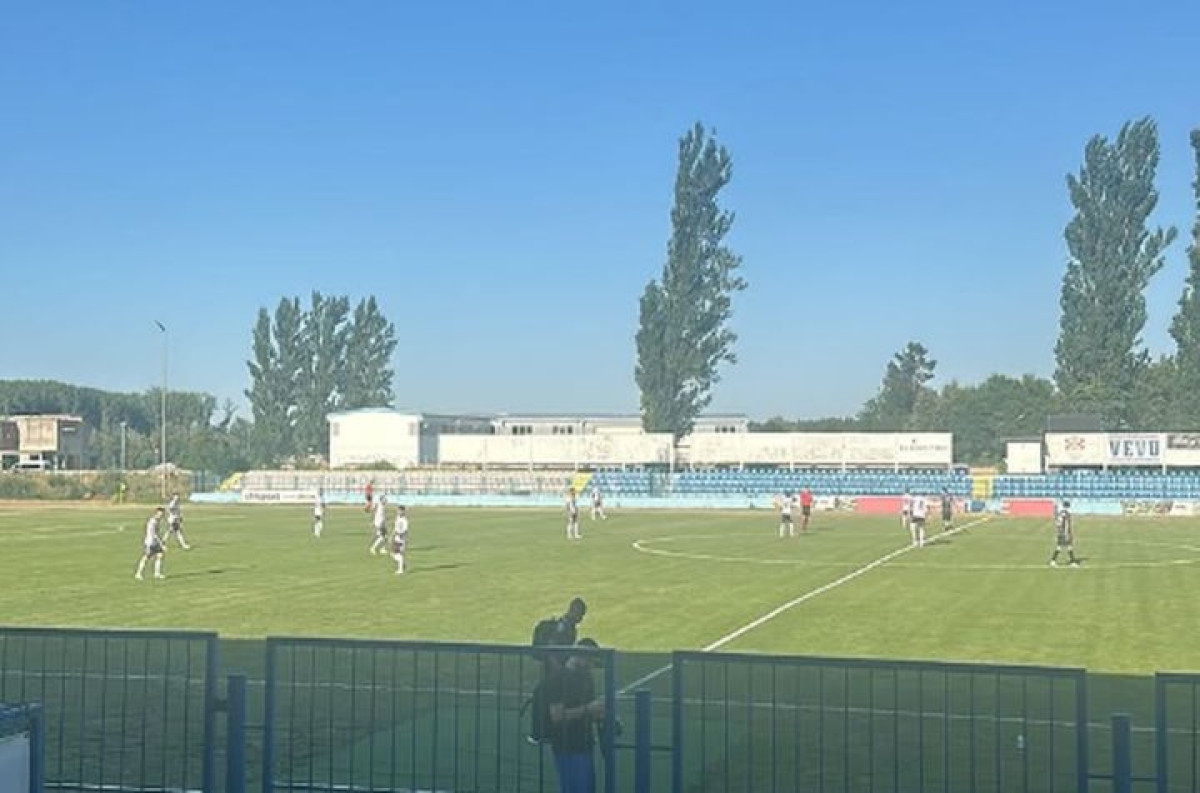 Bivši fudbaler Sarajeva gledao meč protiv Vukovara, a onda sačekao bivše saigrače da ih pozdravi Bivši fudbaler Sarajeva gledao meč protiv Vukovara, a onda sačekao bivše saigrače da ih pozdravi