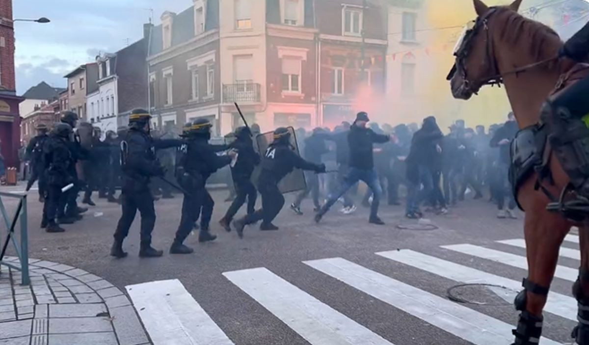 Haos na ulicama Lensa - Velika tuča huligana Lensa i PSV-a, policija tukla sve pred sobom