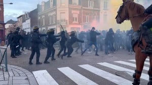 Haos na ulicama Lensa - Velika tuča huligana Lensa i PSV-a, policija tukla sve pred sobom
