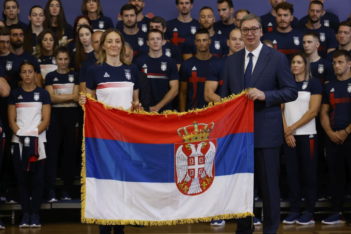 "Opasno je!" Šta uradi crni Vučiću? Srbiju čeka sudbina Rusije, nema više trobojke, mijenja je... "Opasno je!" Šta uradi crni Vučiću? Srbiju čeka sudbina Rusije, nema više trobojke, mijenja je...