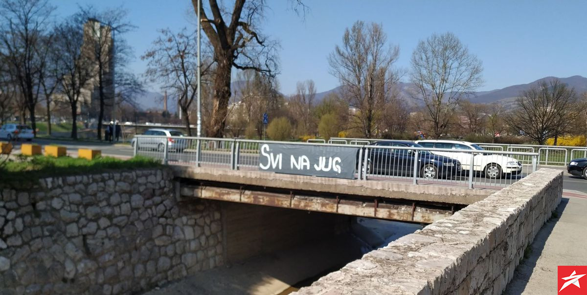 Navijači Čelika transparentima na zeničkim mostovima pozivaju na sutrašnju utakmicu
