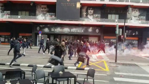 Žestok obračun navijača Valencije i Barcelone ispred Mestalle 