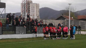 Nakon utakmice u Kaknju navijači Slobode održali predavanje svojim fudbalerima
