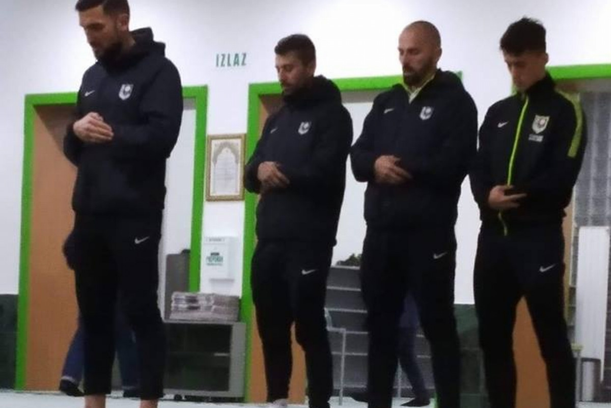 Igrači i članovi stručnog štaba FK Sarajevo u tuzlanskoj džamiji obavili večernje molitve