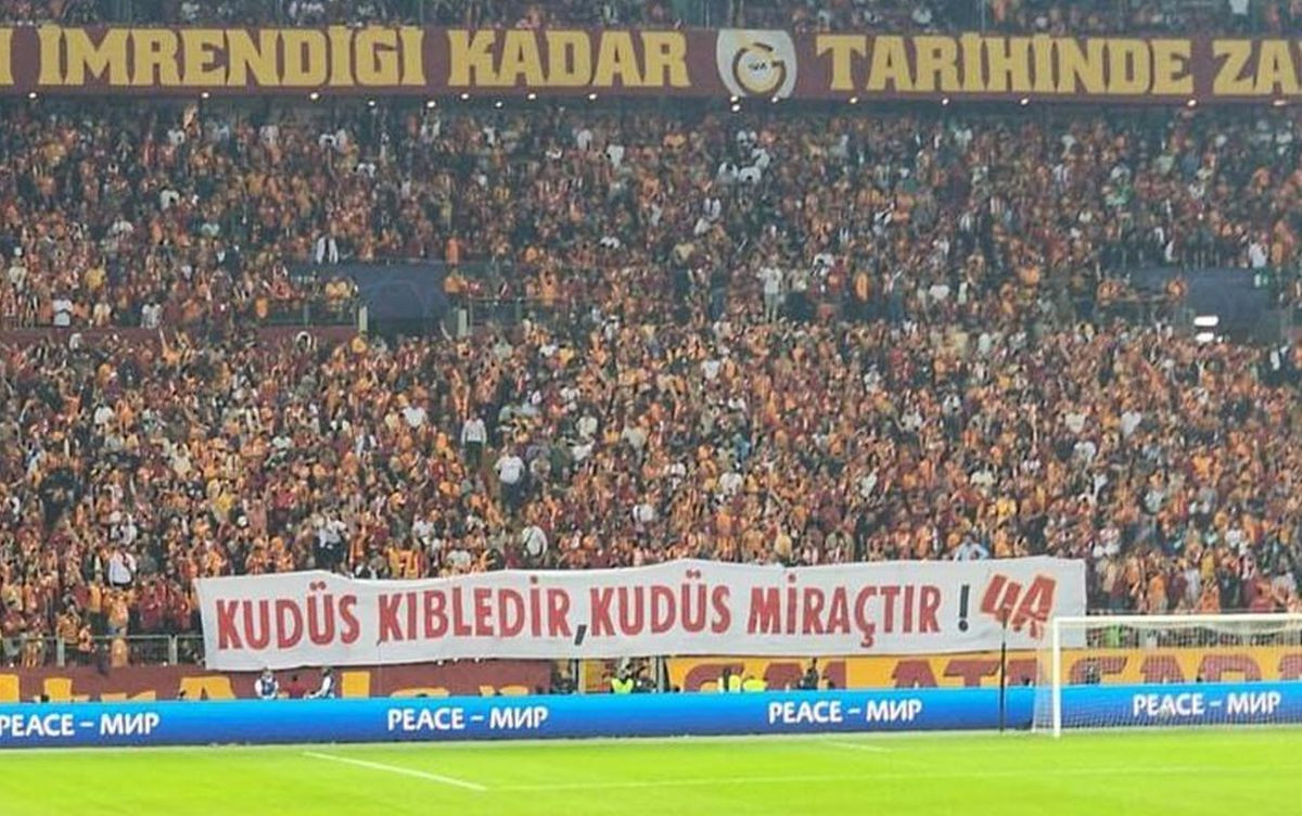 Navijači Galatasaraya poslali poruku Palestini, prozvali svoju zvijezdu, dobili su šamarčinu! Navijači Galatasaraya poslali poruku Palestini, prozvali svoju zvijezdu, dobili su šamarčinu!