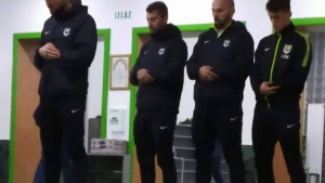 Igrači i članovi stručnog štaba FK Sarajevo u tuzlanskoj džamiji obavili večernje molitve