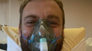 De Rossi koristi masku s kisikom zbog otežanog disanja, ali svejedno je nasmijan