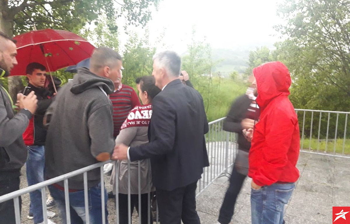 Slavljenički autobus otišao bez šefa: Musemića "zaboravili" na Koševu