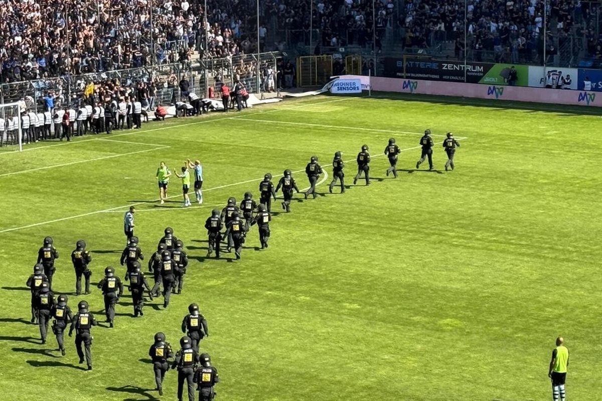 Haotične scene iz srca Evrope: Specijalici marširaju, konjica na terenu, a 20.000 huligana se... Haotične scene iz srca Evrope: Specijalici marširaju, konjica na terenu, a 20.000 huligana se...