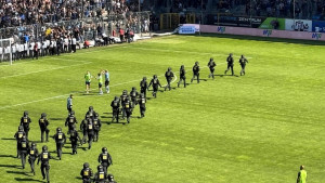 Haotične scene iz srca Evrope: Specijalici marširaju, konjica na terenu, a 20.000 huligana se...