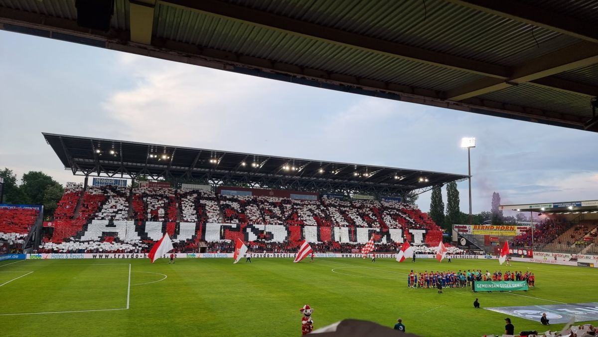 Igraju baraž za ulazak u treći rang, a na tribinama atmosfera kao da je utakmica Lige prvaka Igraju baraž za ulazak u treći rang, a na tribinama atmosfera kao da je utakmica Lige prvaka