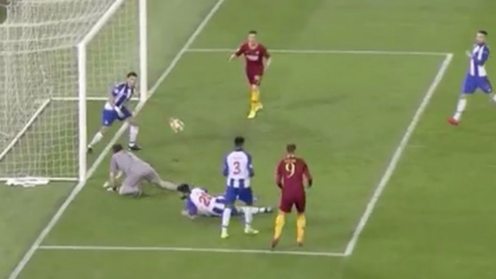 Džeko nije imao sreće: Sjajna tehnika, ali stativa je spasila Porto