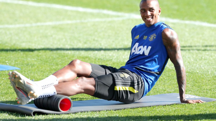 Manchester United ponudio novi ugovor Ashleyju Youngu