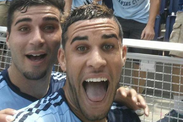 Gol proslavio uz selfie sa timskim kolegom i navijačima Gol proslavio uz selfie sa timskim kolegom i navijačima