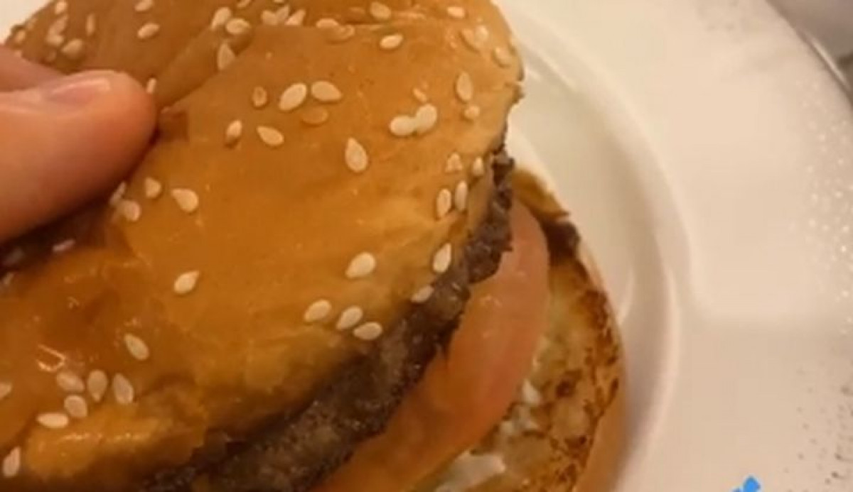 Sad može šta hoće: Šampion se prvo počastio burgerom