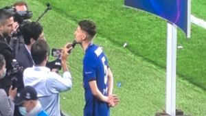 Svi otišli, Jorginho ostao sam, pa se obrijao pored terena