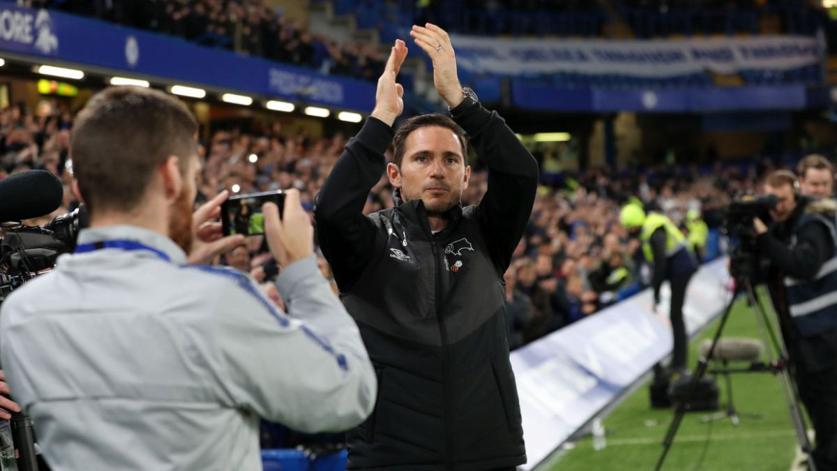 Navijači Chelseaja priredili spektakularan doček za Lamparda