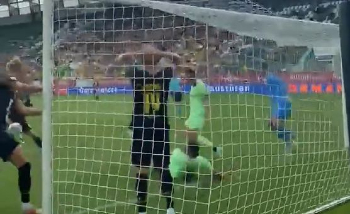 Igrači Dortmunda se uhvatili za glavu kada su vidjeli šta je Haaland promašio
