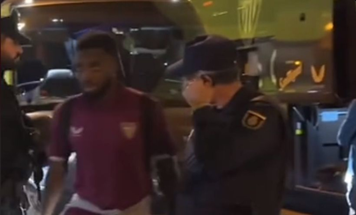 Izašao iz autobusa i krenuo na stadion, a kada je vidio ko stoji iza ograde mislio je da sanja Izašao iz autobusa i krenuo na stadion, a kada je vidio ko stoji iza ograde mislio je da sanja