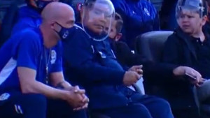 Maradona i vizir su posebna priča, a tek detalj kada mu se dezinfikuju ruke