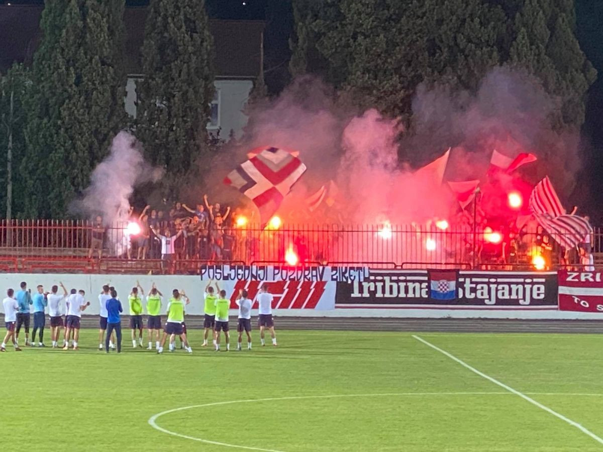 Spektakl Ultrasa na tribinama pred početak nove sezone u Premijer ligi Spektakl Ultrasa na tribinama pred početak nove sezone u Premijer ligi