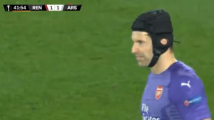 Arsenalu krenulo nizbrdo: Sokratis dobio crveni, Cech primio golčinu