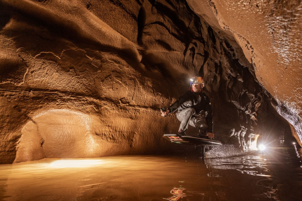 Brian Grubb na eFoil dasci plovio najdužom podzemnom rijekom u Americi
