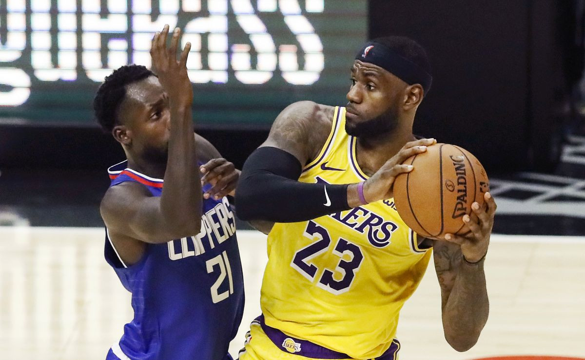James vodio Lakerse do pobjede protiv Spursa, ali je Carmelo Anthony priča dana