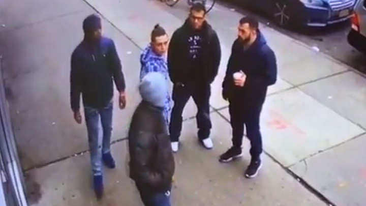Šta se desi kada dva prolaznika dobace UFC borcu "šta gledaš"?