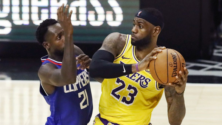 James vodio Lakerse do pobjede protiv Spursa, ali je Carmelo Anthony priča dana