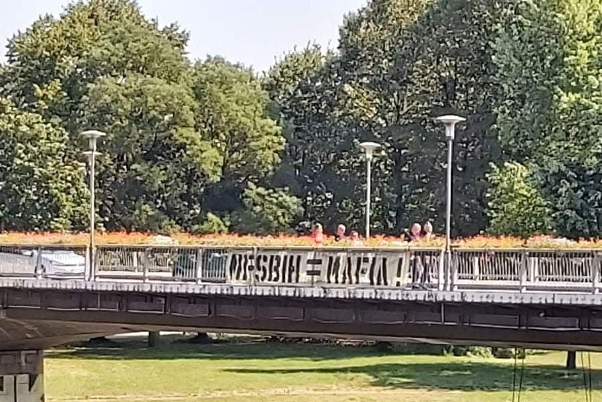 U Zenici osvanuo transparent sa oštrom porukom upućenoj NFSBiH