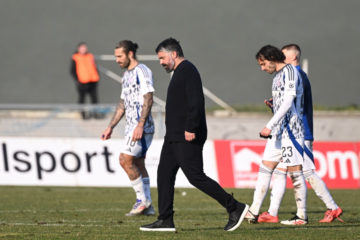 Donio je Hajduku preko 9 miliona, u svlačionici je počeo plakati, a onda mu je prišao Livaja... Donio je Hajduku preko 9 miliona, u svlačionici je počeo plakati, a onda mu je prišao Livaja...