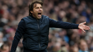 Conte ulazi u svlačionicu, ključa vrata, a onda kreće pakao