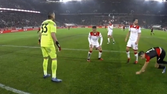 Šta se dešava večeras? Postignut je još jedan komičan autogol