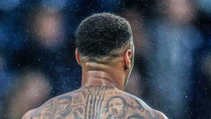 Igrač Watforda istetovirao cijelo tijelo, a tetovaže pokazuju njegovu borbu protiv rasizma
