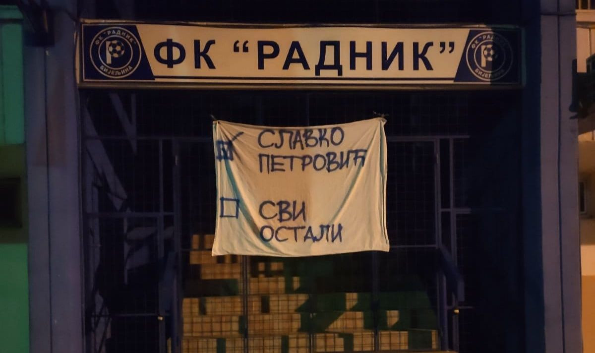 Indicent okačio transparent u izgledu glasačkog listića na stadion u Bijeljini Indicent okačio transparent u izgledu glasačkog listića na stadion u Bijeljini