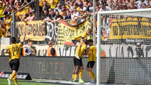 Zastava s ljiljanima među navijačima Dynamo Dresdena