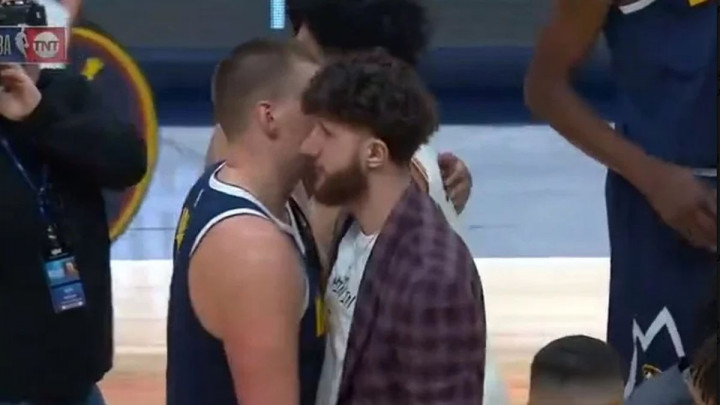 Jokić i Nurkić u srdačnom zagrljaju nakon meča