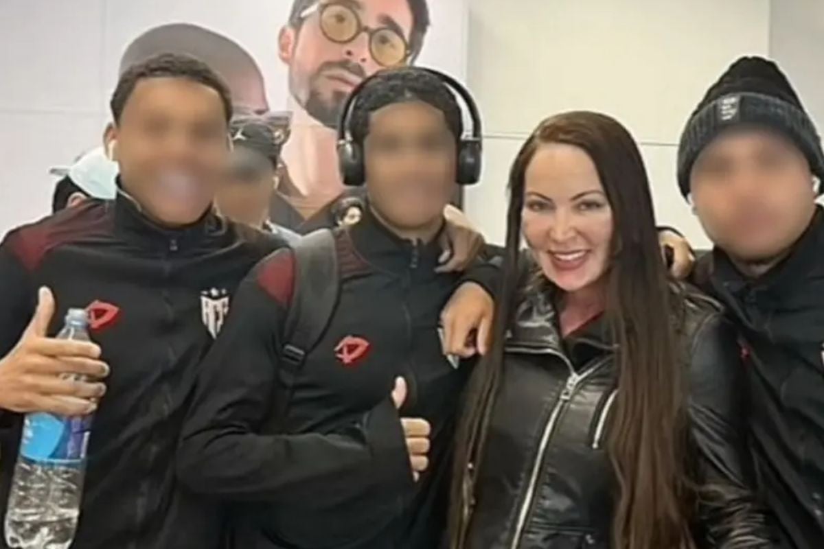 Tri maloljetna nogometaša pozirala s porno zvijezdom, ubrzo ih je dočekala tragedija Tri maloljetna nogometaša pozirala s porno zvijezdom, ubrzo ih je dočekala tragedija