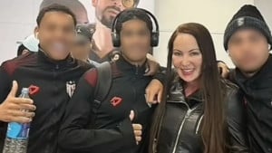 Tri maloljetna nogometaša pozirala s porno zvijezdom, ubrzo ih je dočekala tragedija