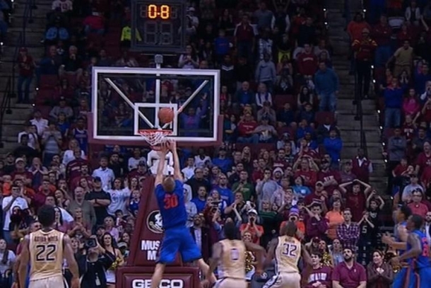 Pogodio sa zvukom sirene, ali vlastiti koš!