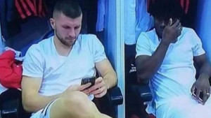 Navijači Milana bijesni što igrači koriste mobitele pred meč, ali Pioli je sada sve objasnio