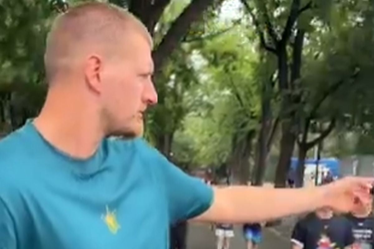 Jokić u Kini ugledao ćirilicu i oduševio sve u Srbiji reakcijom: "Pa, ovo je moj jezik..." Jokić u Kini ugledao ćirilicu i oduševio sve u Srbiji reakcijom: "Pa, ovo je moj jezik..."