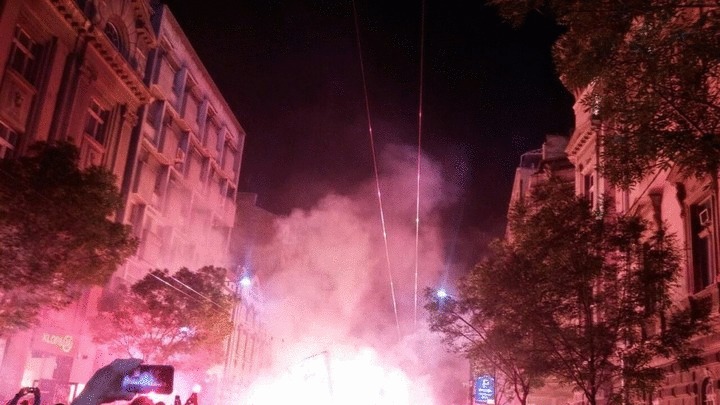 Delije kroz centar Beograda pjevali i palili baklje
