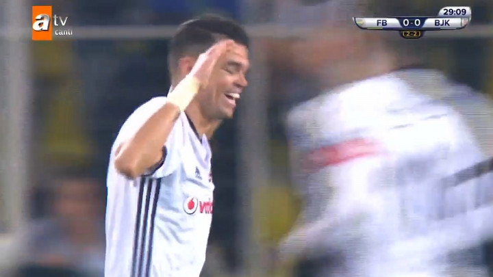 Igraju Fenerbahče i Bešiktaš, pogodite šta se desilo...